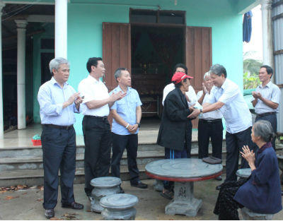 Bộ trưởng Hà Hùng Cường thăm, tặng quà vùng bão Quảng Bình